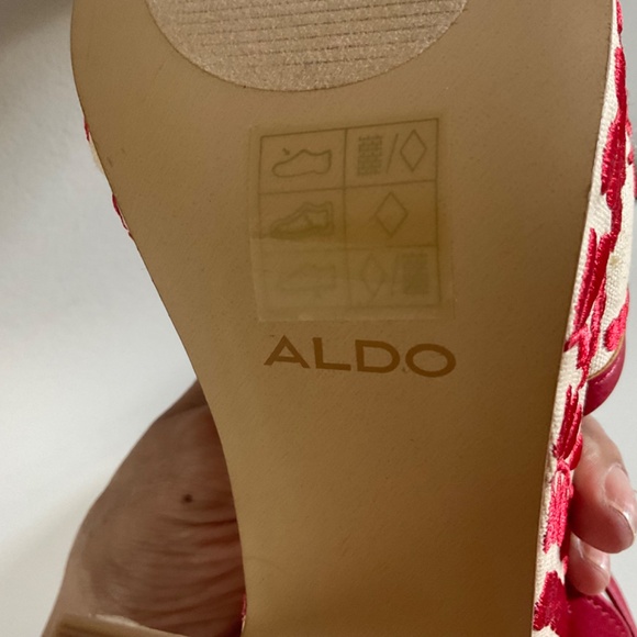 Red and Cream Embroidered Women's Sandals - Picture 3 of 5